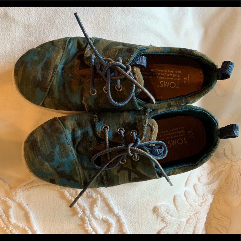 Toms Blue Camo Sneaker Sz 3